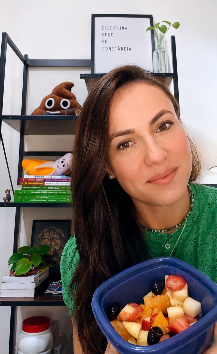 Marcela Andrade com salada de frutas